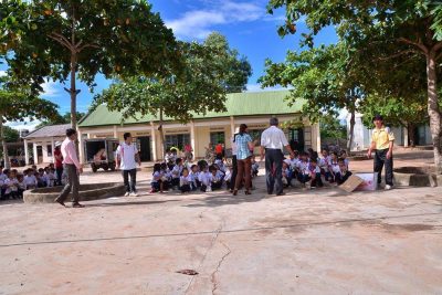 Đoàn từ thiện trao quà cho học sinh có hoàn cảnh khó khăn